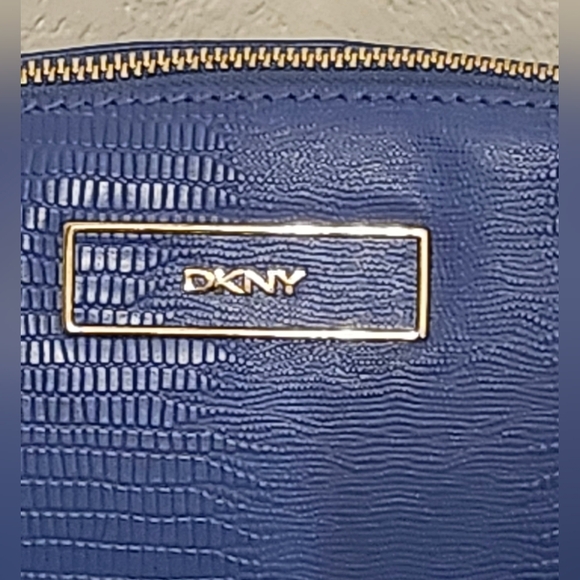 DKNY blue Saffiano leather crossbody bag with a chain & wrist Strap W Dust Bag - Picture 5 of 5